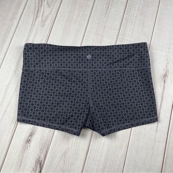 Lululemon Boogie Micro Shorts Women’s 10 Diamond Geometric Print Baddie Low Rise - Picture 4 of 12